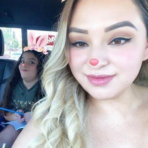 Meet your Posher, Wendy does nails